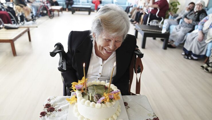 100 yaşına sıcak bir sürpriz: Nebahat Teyze birinci defa doğum günü kutladı