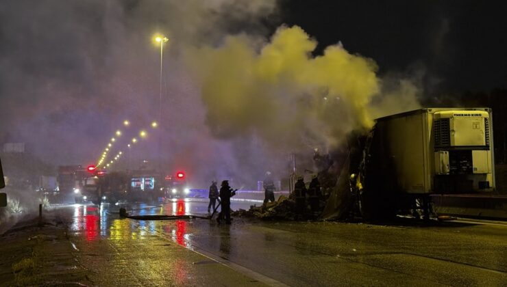 Adana’da iki araca çarpan cip alev aldı: 2 yaralı