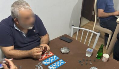 Adana’da kumar oynatıp canlı yayınlarken polis baskın yaptı