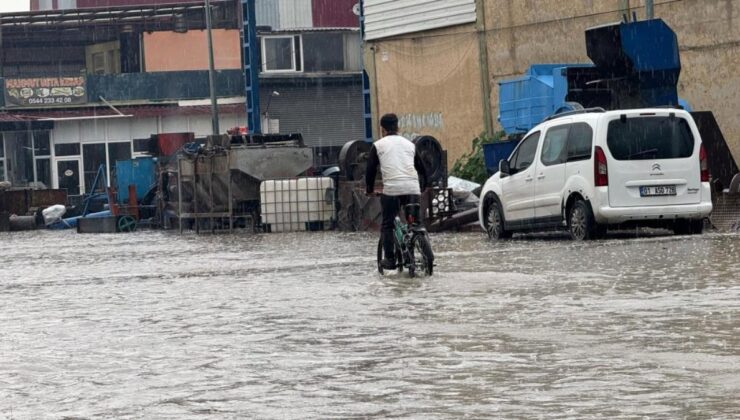 Adana’da sağanak: Yollar göle döndü, evleri su bastı