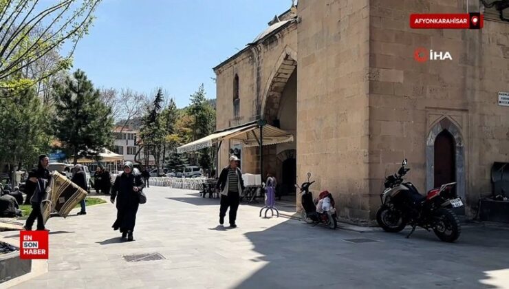 Afyonkarahisar İmaret Camii’nde yüzlerce yıllık yemek dağıtım geleneği yaşatılıyor