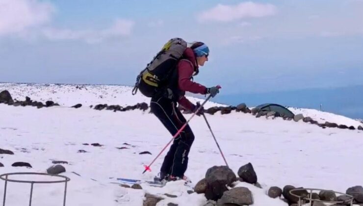 Ağrı Dağı’nın 3 bin 500 rakımında kayak yaptılar