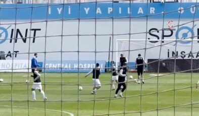 Amedspor maçında oyunculara ‘Türk Askeriyiz’ müziği dinletildi