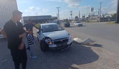 Antalya’da 2 araba çarpıştı