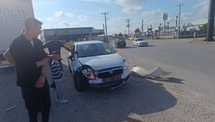 Antalya’da 2 araba çarpıştı