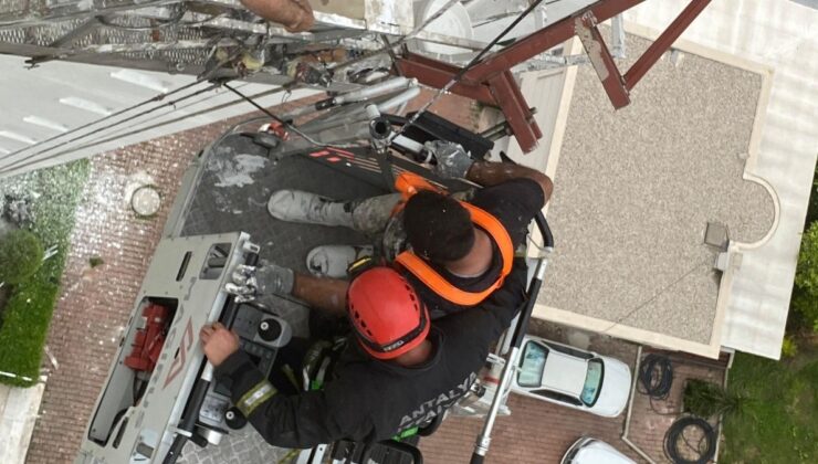 Antalya’da 2 işçi, 12’nci katta asılı kaldı