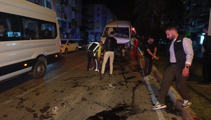 Antalya’da alkollü sürücü kırmızı ışıkta bekleyen araçlara çarptı