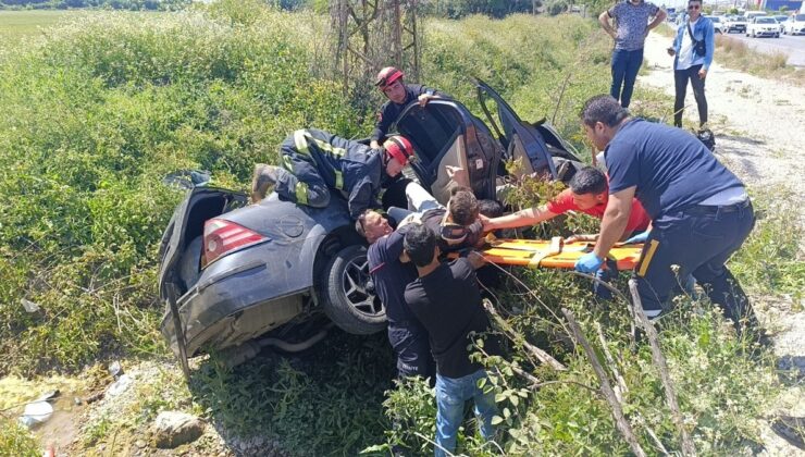 Antalya’da bariyerlere çarpan araç, sulama kanalına devrildi