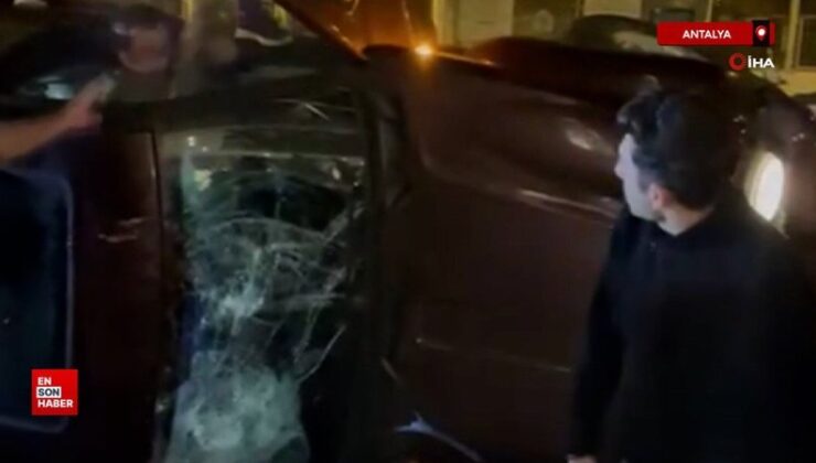 Antalya’da devrilen otomobildekilerin çıkarılma anlarını film izler gibi izlediler