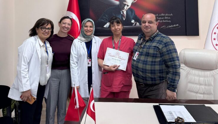 Antalya’da en fazla normal doğum yaptıran ebe ödüllendirildi