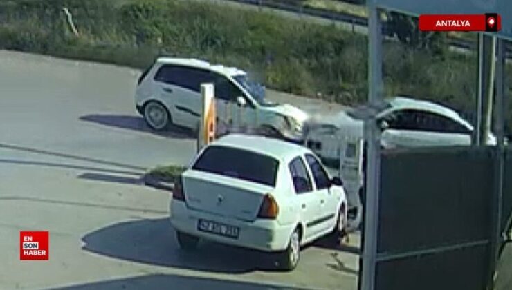 Antalya’da iki araba baş başa çarpıştı