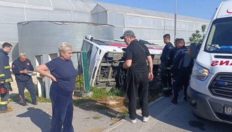 Antalya’da Rusları taşıyan turist midibüsü devrildi: 19 yaralı