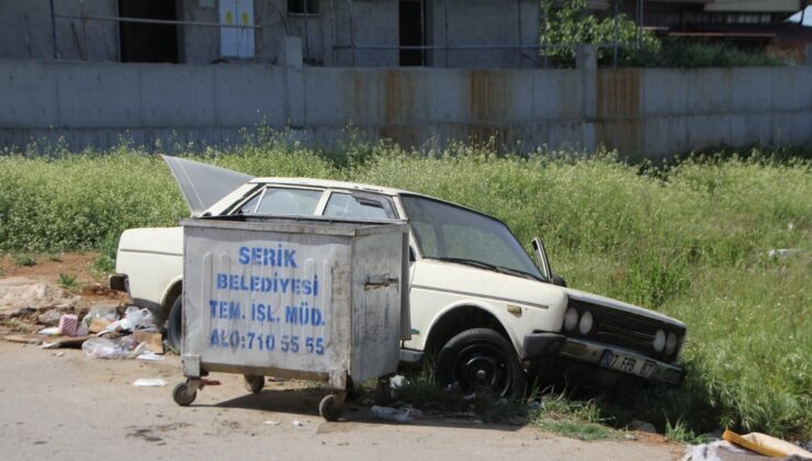 Antalya’da Tofaş marka otomobili çöpe attılar