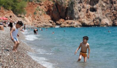 Antalyalılar hafta sonunda Konyaaltı Sahili’ne akın etti