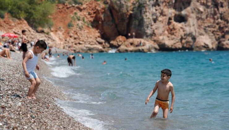 Antalyalılar hafta sonunda Konyaaltı Sahili’ne akın etti