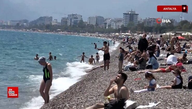 Antalyalılar hafta sonunda Konyaaltı Sahili’ne akın etti
