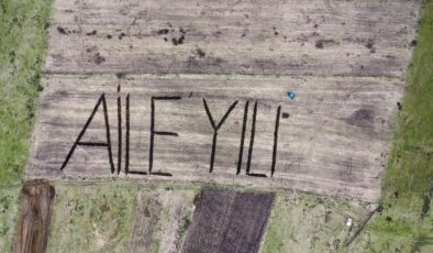 Ardahan’da tarlasına traktörle ‘Aile Yılı’ yazdı