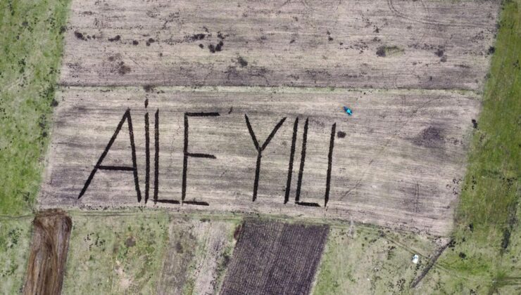 Ardahan’da tarlasına traktörle ‘Aile Yılı’ yazdı