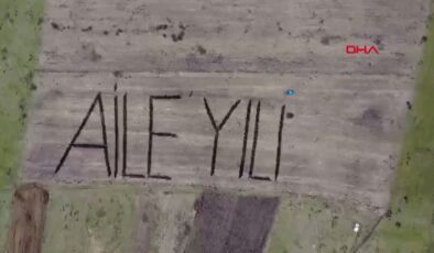 Ardahanlı çiftçi, traktörüyle tarlasına ‘Aile Yılı’ yazdı