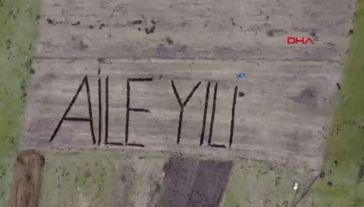 Ardahanlı çiftçi, traktörüyle tarlasına ‘Aile Yılı’ yazdı