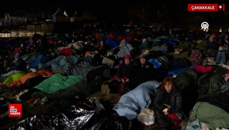 Avustralya ve Yeni Zelandalılar Şafak Ayini için Anzak Koyu’na geldi