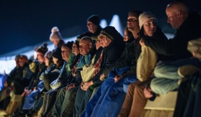 Avustralya ve Yeni Zelandalılar “Şafak Ayini” için Anzak Koyu’nda