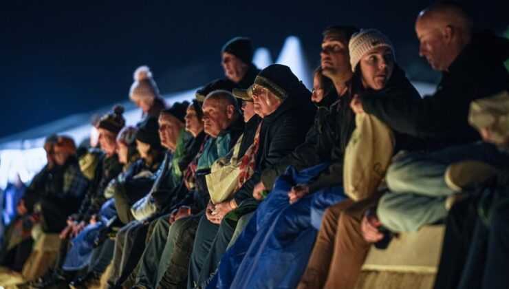 Avustralya ve Yeni Zelandalılar “Şafak Ayini” için Anzak Koyu’nda