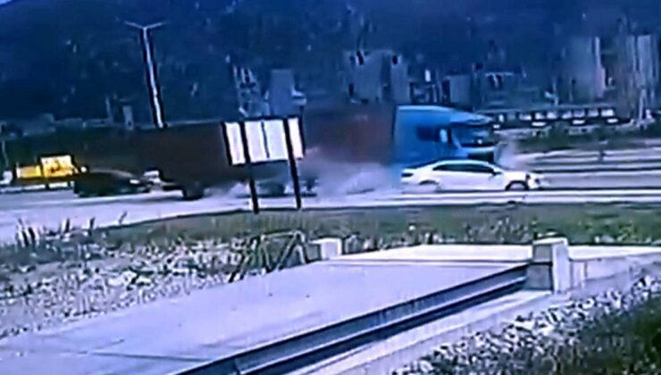 Aydın’da tırın çarptığı otomobil metrelerce sürüklendi