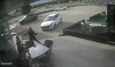 Balıkesir’de motosiklet ile çarpışan araç, mağazaya daldı: 2 ağır yaralı