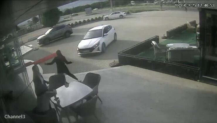 Balıkesir’de motosiklet ile çarpışan araç, mağazaya daldı: 2 ağır yaralı