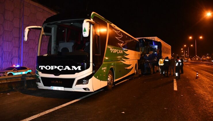 Bilecik’te öğrenci taşıyan otobüse tır çarptı: 18 yaralı