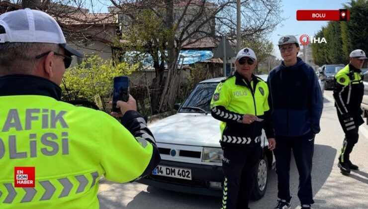 Bolu’da ilk kez denetime girdi, hatıra için polisle fotoğraf çektirdi