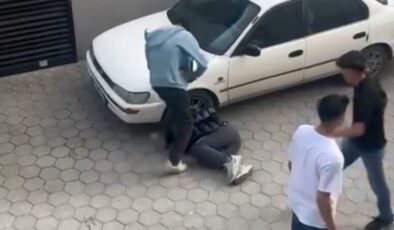 Bursa’da husumetli oldukları kişiyi sokak ortasında öldüresiye dövdüler