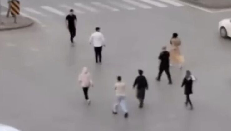 Bursa’da mendilciler ile sürücü akan trafikte kavga etti