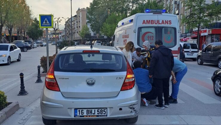 Bursa’da yayaya yol vermek için duran otomobile motosiklet çarptı