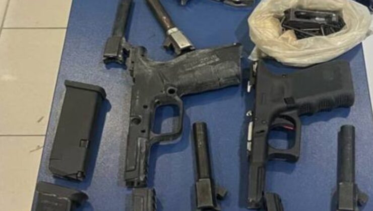 Büyükçekmece’de polisin durdurduğu kişinin evinden cephanelik çıktı