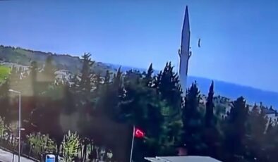 Büyükçekmece’de zelzele sonrası caminin aleminin düştüğü anlar