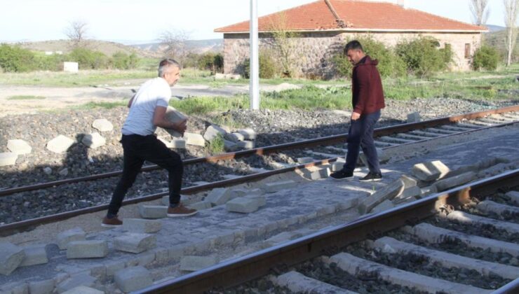 Çankırı’da 6 aydır paralarını alamayan çalışanlar, döşedikleri taş yolu söktü