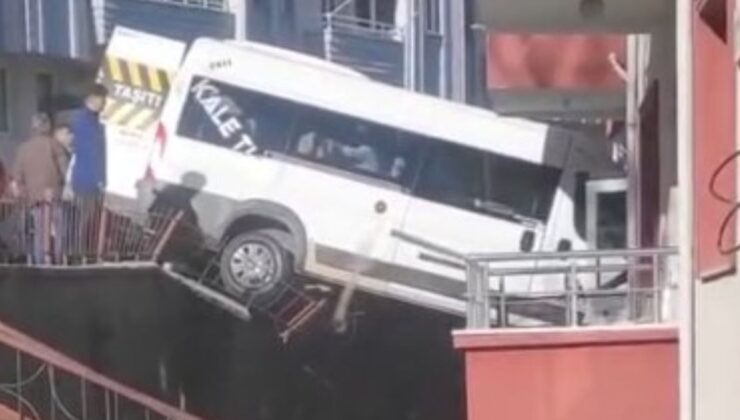 Çorum’da denetimden çıkan okul servisi apartmana çarptı: 2 yaralı