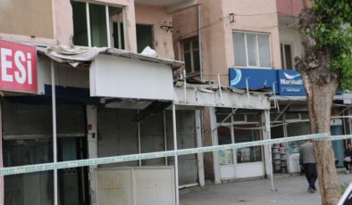 Diyarbakır’da ağır hasarlı apartman tehlike saçıyor