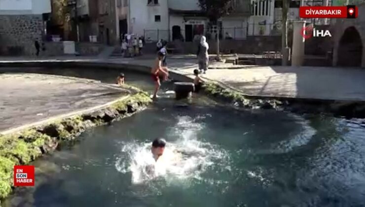 Diyarbakır’da çocuklar süs havuzunda serinliyor