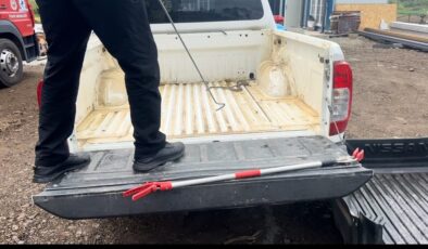 Düzce’de aracının içine giren yılanı ‘güle güle’ diyerek uğurladı