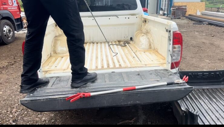 Düzce’de aracının içine giren yılanı ‘güle güle’ diyerek uğurladı