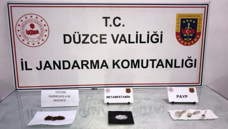 Düzce’de durdurulan şahıs uyuşturucuyu elleriyle jandarmaya teslim etti