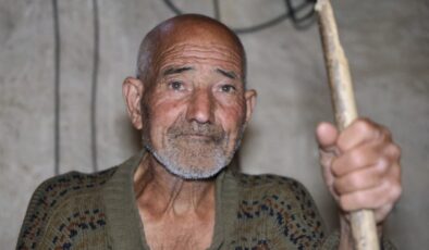 Elazığ’da ambulansa binerken çizmelerini çıkarmak isteyen adamın yaşam şartları yürekleri dağladı