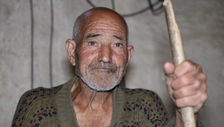 Elazığ’da ambulansa binerken çizmelerini çıkarmak isteyen adamın yaşam şartları yürekleri dağladı