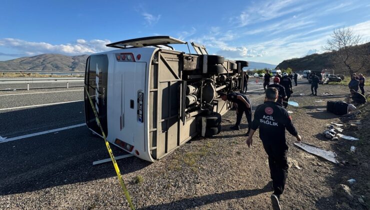 Elazığ’da midibüsün devrildiği kazada 2’si ağır 25 kişi yaralandı