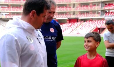 Emre Belözoğlu, görevini minik Atahan’a devretti