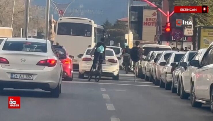 Erzincan’da bisikletli gençler tek tekerle trafikte ilerlediler