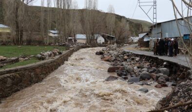 Erzurum’da dere taştı, yollar zarar gördü
